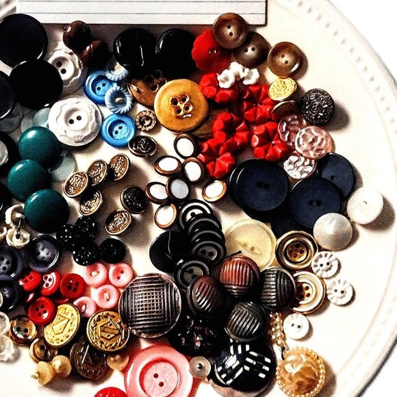 BUTTONS ~  1 Lb. Mixed LOT #3 ~ All Types, Sizes, Ages ~ INCLUDES SORTED SETS! - Picture 4 of 6